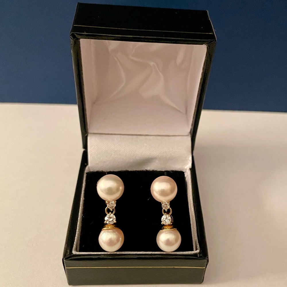 CULTURED SALTWATER PEARL AND DIAMOND EARRINGS 18K